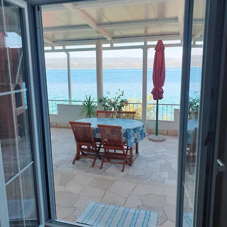 Beachfront Stanici أوميس